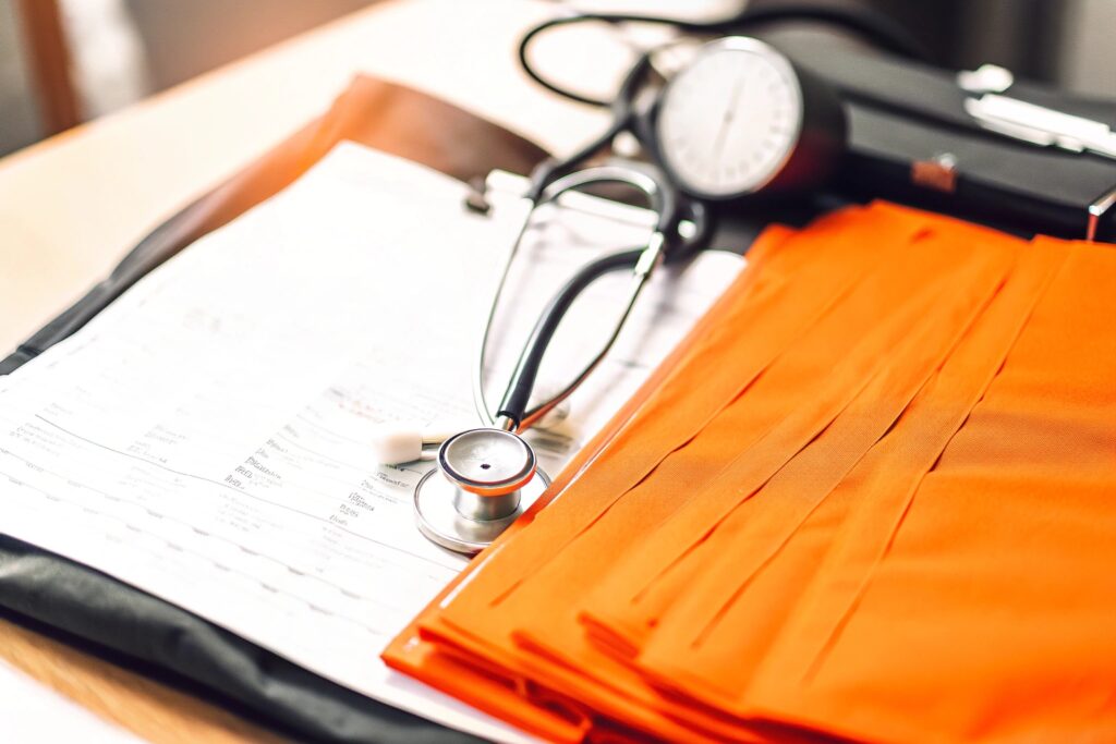 pap is sobre a mesa medidor de press o arterial e