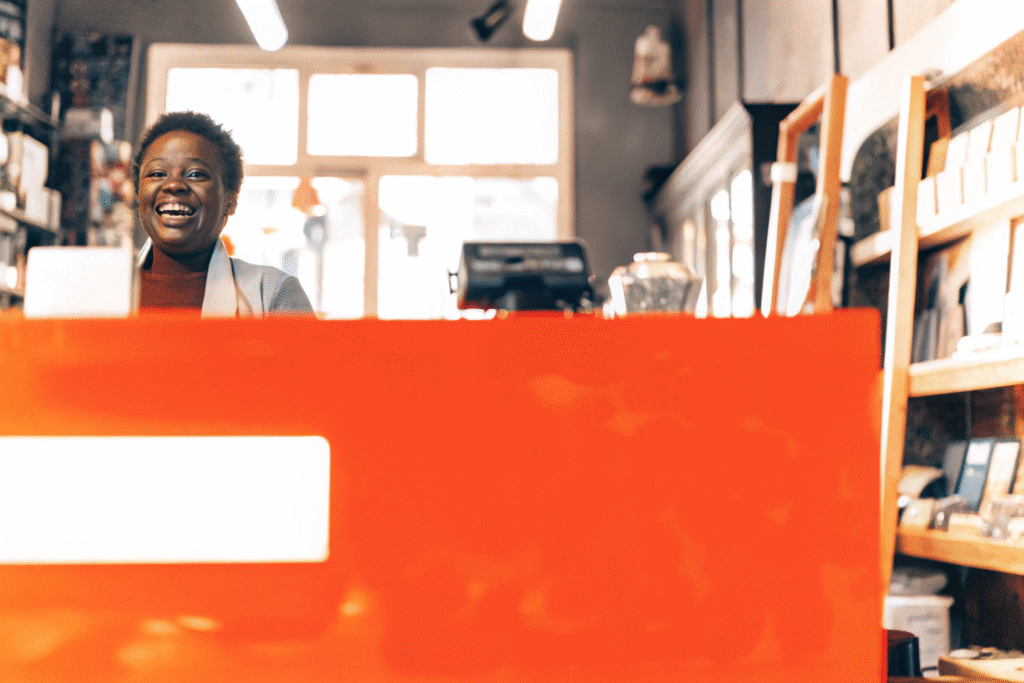 dono de uma loja feliz em seu balc o
